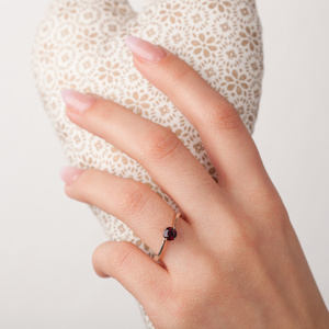 Pamela White Granát - zásnubný prsteň z bieleho zlata