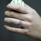 Apate White netradičné zásnubný prsteň z bieleho zlata