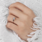 Marcelka White   jemný zásnubný prsteň s centrálnym kamienkom