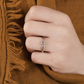 Neve White  vkusný zásnubný prsteň z bieleho zlata