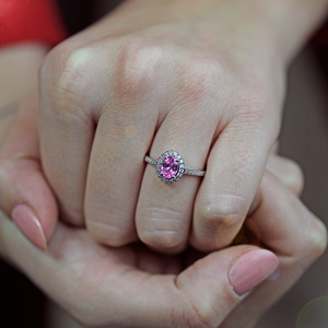 Alice P White -  efektné zásnubný prsteň z bieleho zlata a ružovým zirkónom