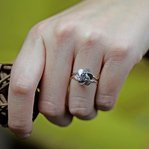 Azureta White - robustný zásnubný prsteň z bieleho zlata