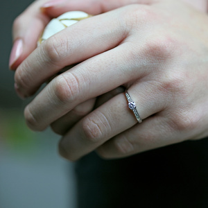 Dafne W Briliant - krásný zásnubní prsten z bílého zlata s brilianty