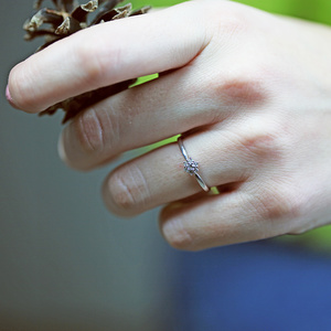 Dike W Briliant  - prsten z bílého zlata ve tvaru kytičky