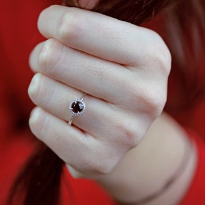 Eliška White Briliant  - zlatý zásnubák zdobený kamienkami