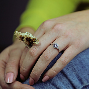 Emily White - honosný zásnubný prsteň z bieleho zlata