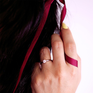 Grácie White  -  jemný zásnubný prsteň s centrálnym kamienkom
