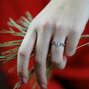 Justina White - báječný zásnubný prsteň z bieleho zlata