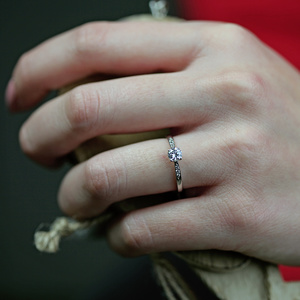 Kasia White  - vkusný zásnubní prsten z bílého zlata