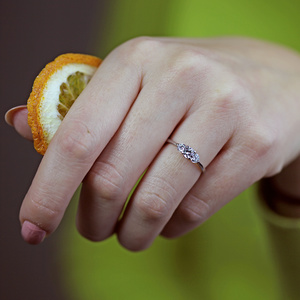 Klára White - sympatický zásnubný prsteň v bielom zlate