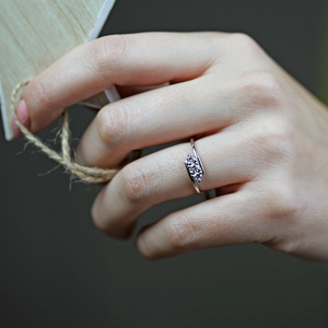 Leda White  -  krásny zásnubný prsteň s kameňmi z bieleho zlata