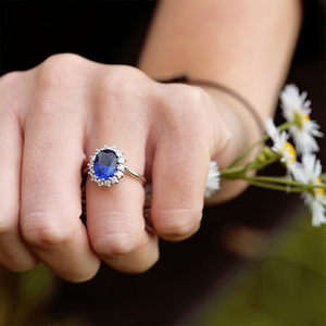 Megan B White - výnimočný zásnubný prsteň z bieleho zlata a modrým zirkónom