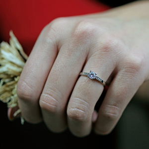 Monika White - překrásný zásnubní prsten z bílého zlata