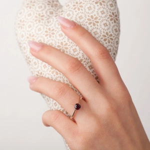 Pamela White Granát - zásnubný prsteň z bieleho zlata