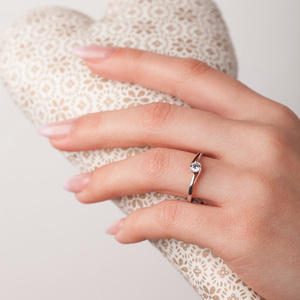 Selina White -  neporovnateľný zlatý zásnubný prstienok