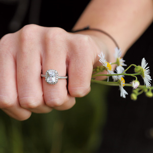 Olivia White - velkolepý zásnubní prsten z bílého zlata