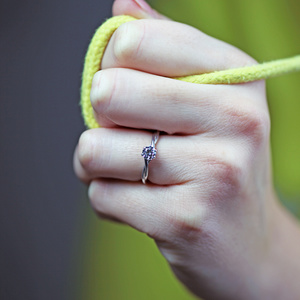 Popelka W Briliant -  pôvabný zásnubný prsteň z bieleho zlata