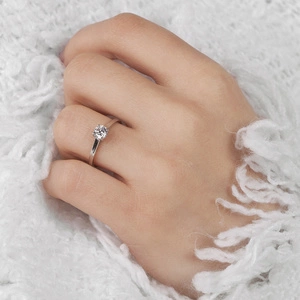 Marcelka W Briliant  -  jemný zásnubný prsteň s centrálnym kamienkom