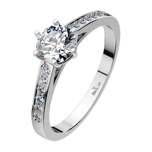 Isisi White  - okázalý zásnubní prsten z bílého zlata 