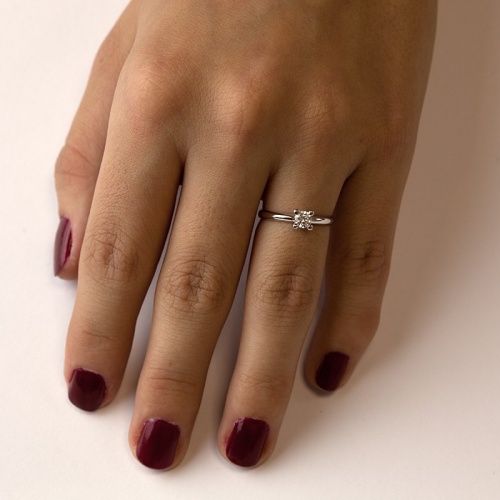 Hestia White -  klasický zásnubný prsteň v dokonalom prevedení